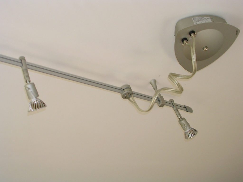 Der Trafo wurde an der Decke montiert und angeschlossen